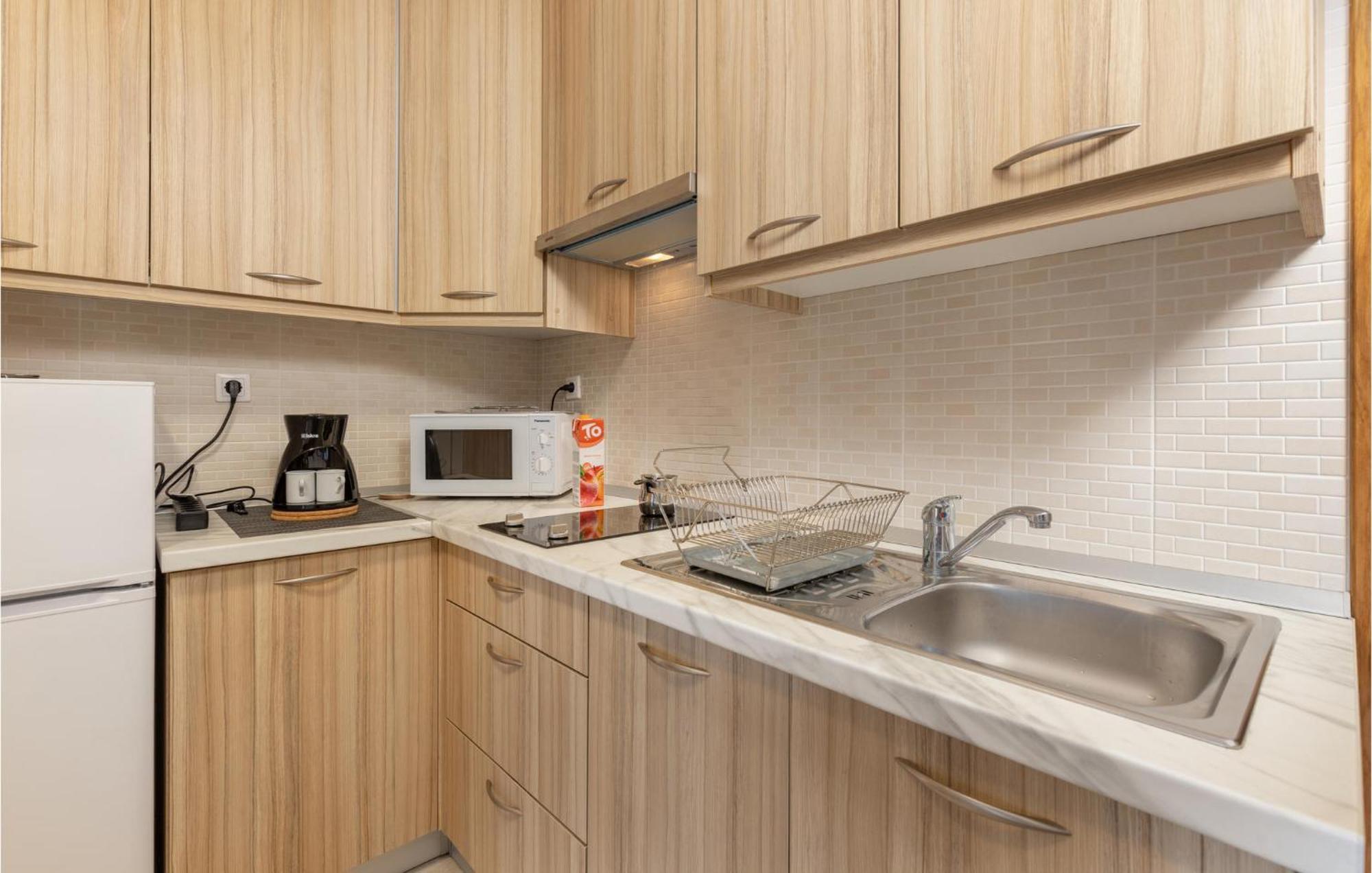 Cozy Apartment In Crikvenica With Kitchen Exterior foto
